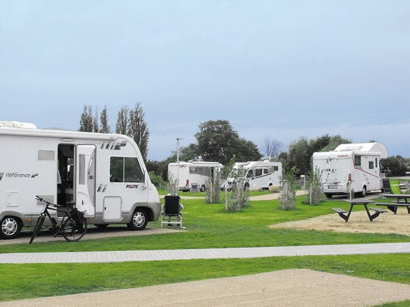 Reisemobile auf begrünten Stellplätzen