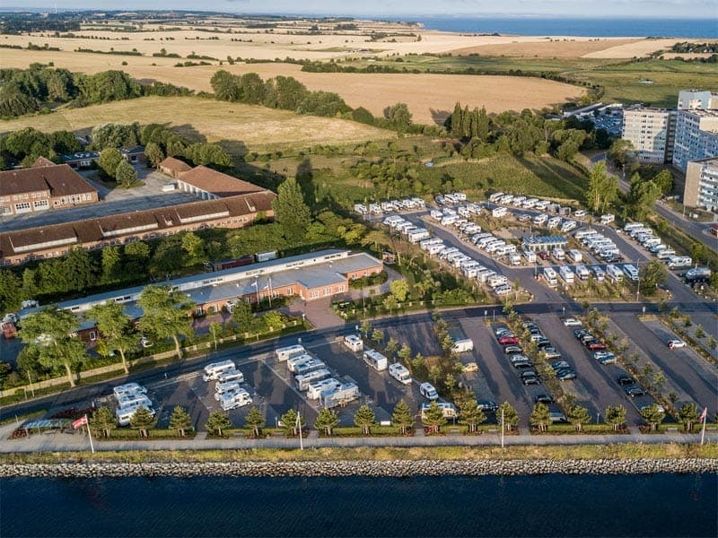 Luftaufnahme mit Blick über die Felder zur Ostsee