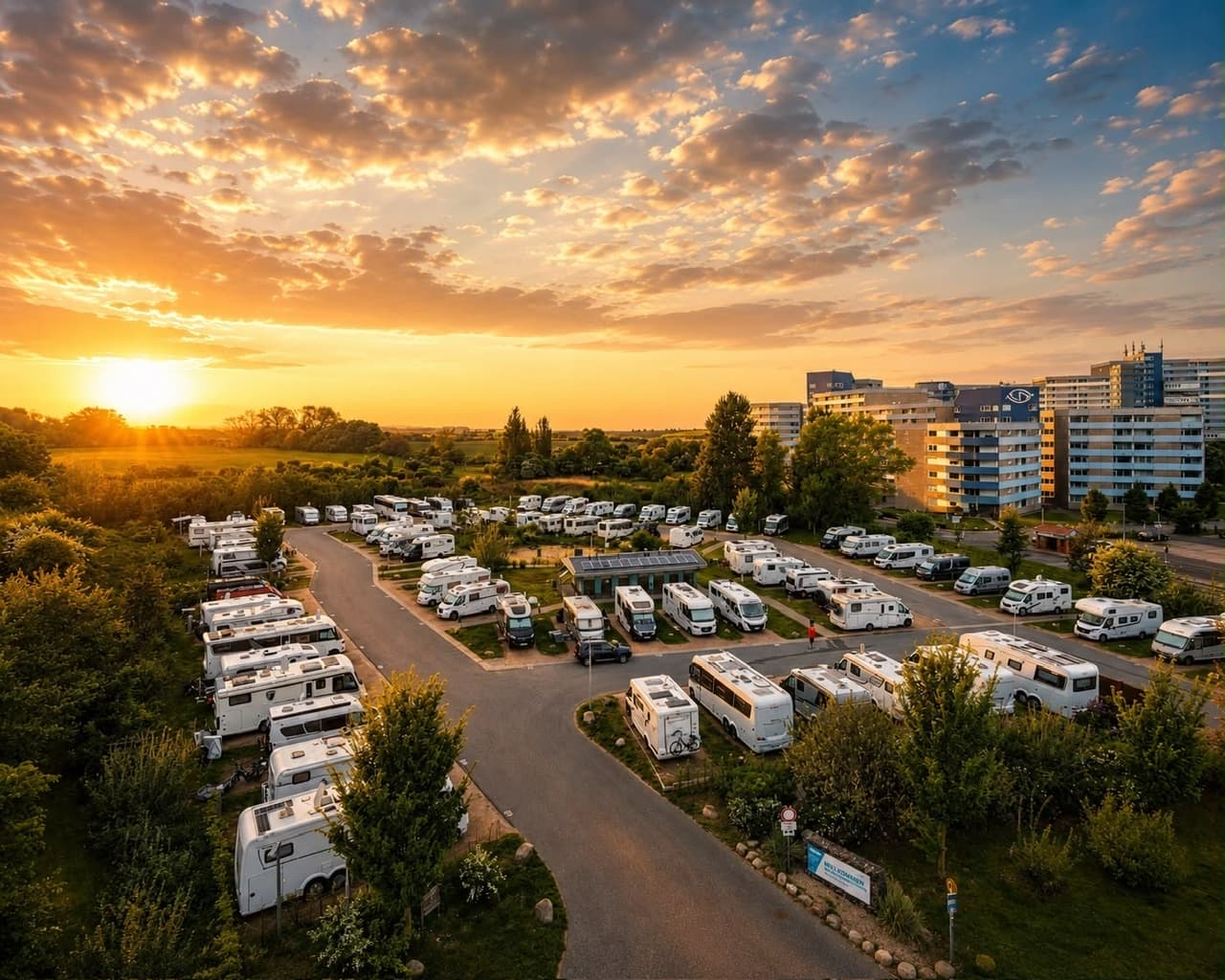 Flygfoto över husbilsparken i kvällsljus
