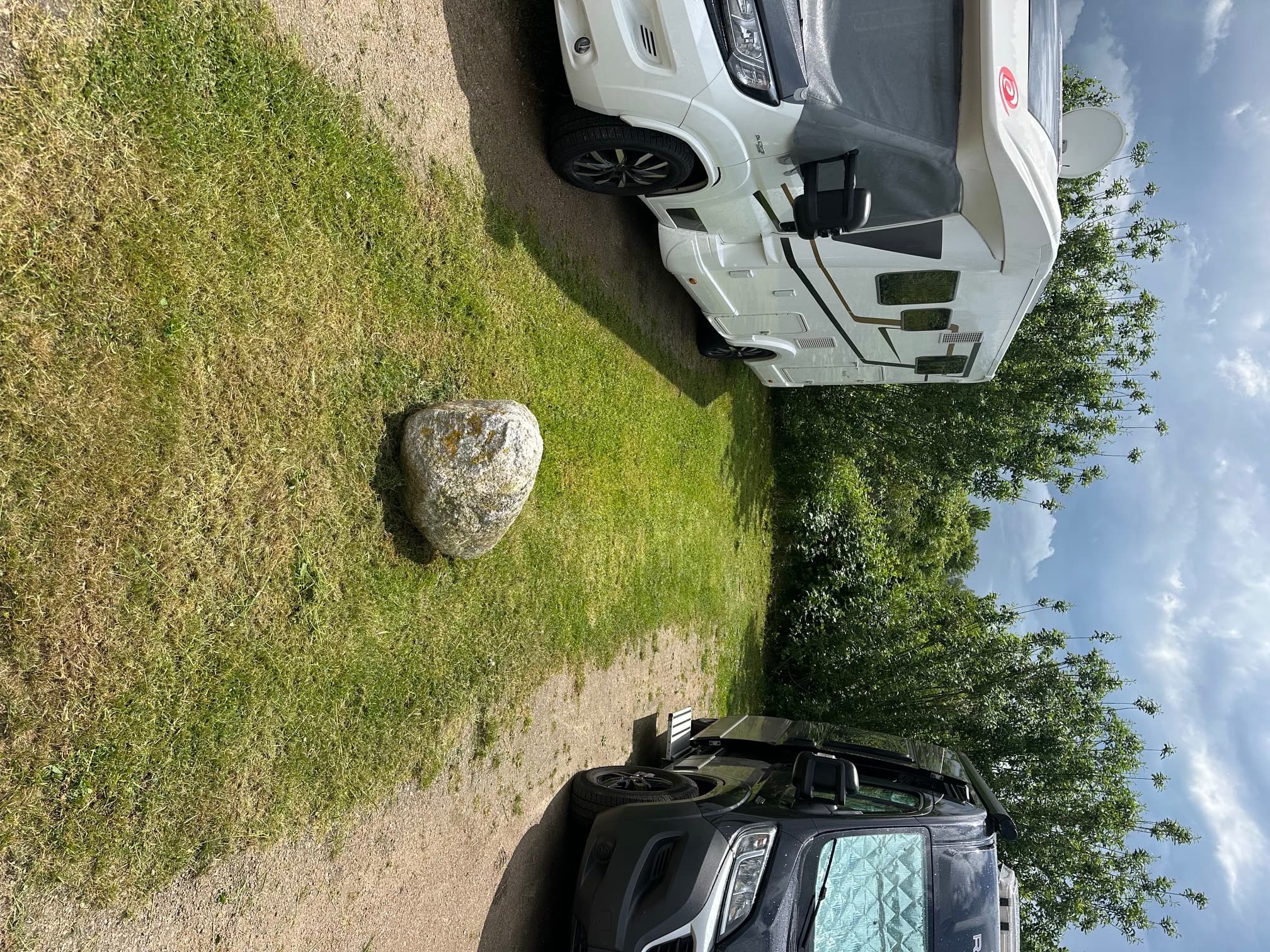 Husbilar på en grön ställplats