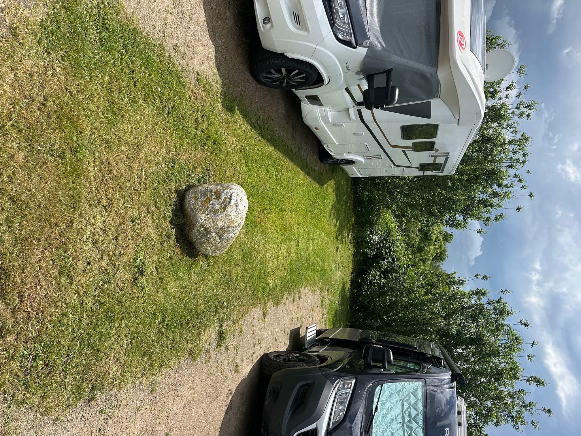 Reisemobile auf einem begrünten Stellplatz