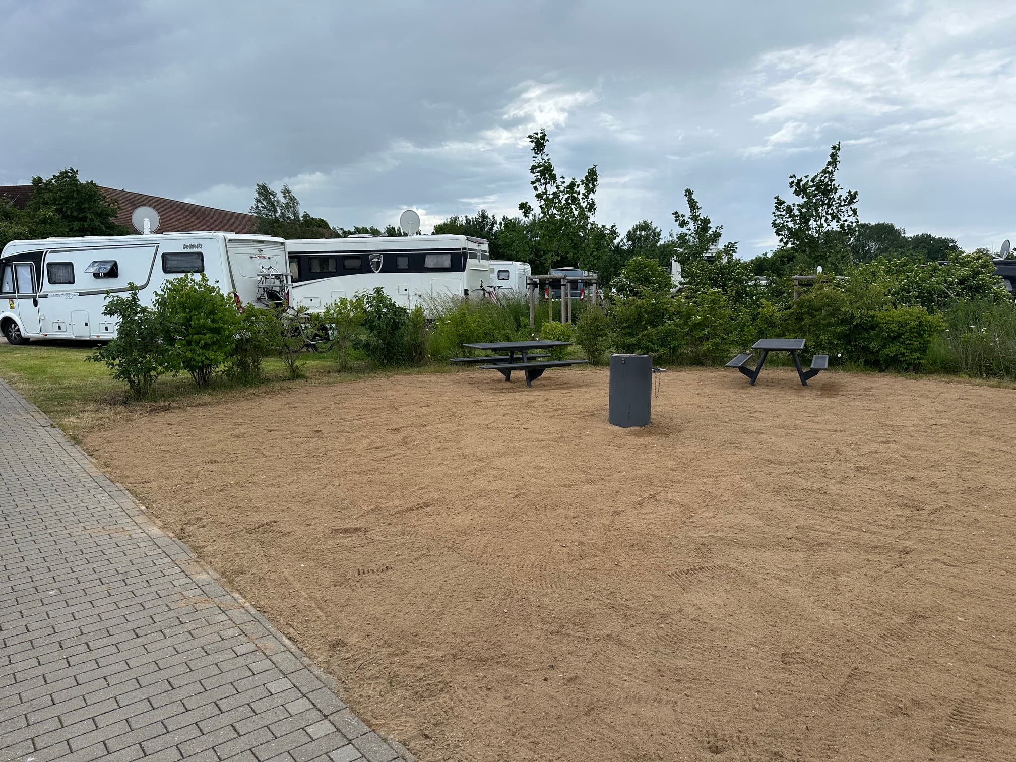 Stellplätze mit Picknickbänken und Sitzgelegenheiten