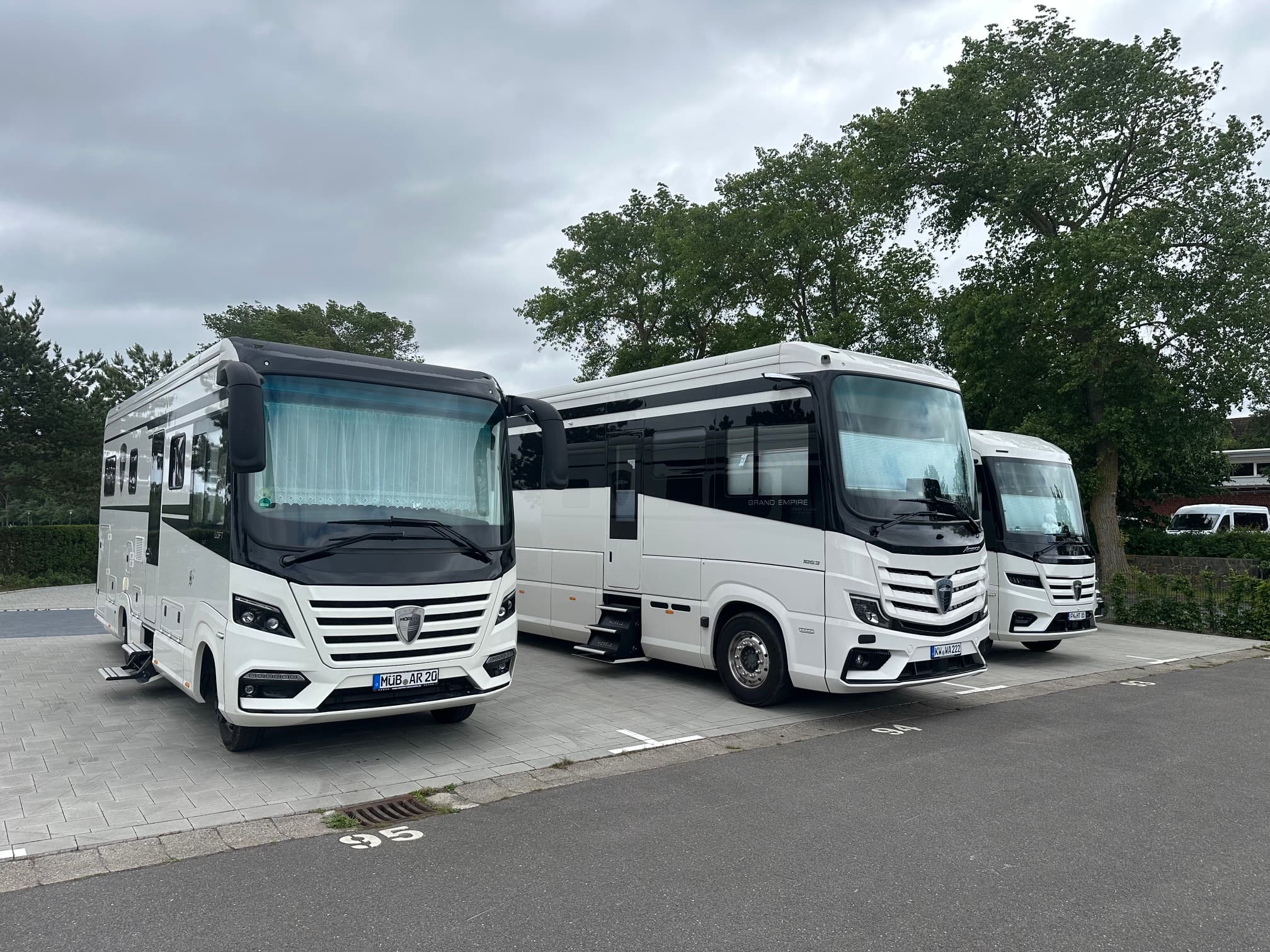 Premium-Reisemobile nebeneinander auf dem Stellplatz